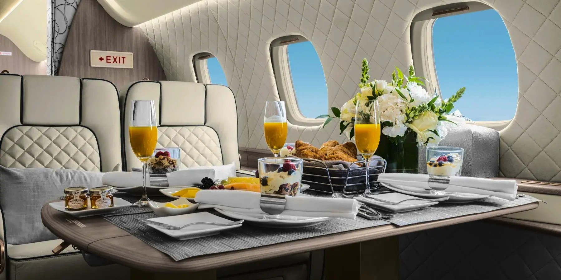 Bombardier Challenger 605 gallery image 2